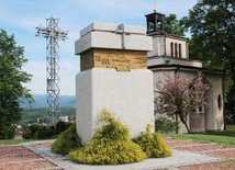 W miejscu ołtarza, przy którym św. Jan Paweł II sprawował Eucharystię, stoi kamienny obelisk