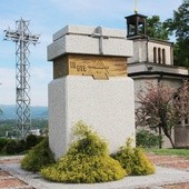 W miejscu ołtarza, przy którym św. Jan Paweł II sprawował Eucharystię, stoi kamienny obelisk