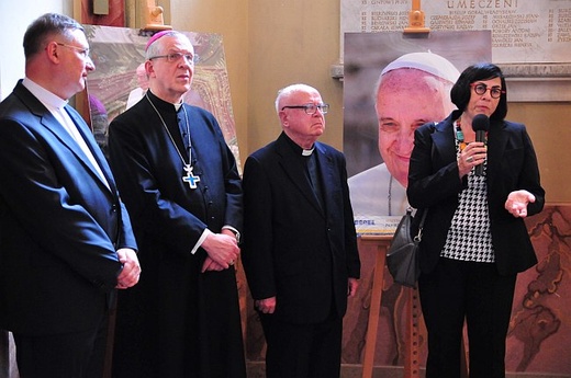 Wystawa zdjęć z papieżem