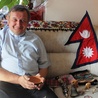 Ks. Stanisław Cader trzyma miseczkę, podobną do tych, z którymi nepalscy staruszkowie proszą o pomoc