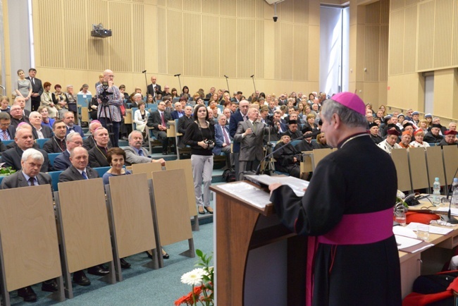 Doktorat honoris causa dla bp. Henryka Tomasika