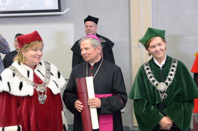 Doktorat honoris causa dla bp. Henryka Tomasika