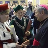 Bp Henryk Tomasik odbiera gratulacje od prof. Tamary Zacharuk, rektor Uniwersytetu Przyrodniczo-Humanistycznego w Siedlcach