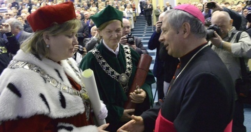 Bp Henryk Tomasik odbiera gratulacje od prof. Tamary Zacharuk, rektor Uniwersytetu Przyrodniczo-Humanistycznego w Siedlcach