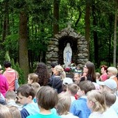 Drugoklasiści modlili się do Matki Bożej o potrzebne łaski dla siebie i swoich rodzin