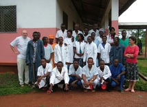 Przed szpitalem w Bagandou