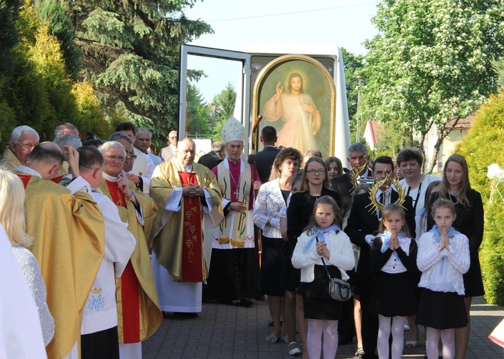 Uroczyste wprowadzenie obrazu i relikwii do kościoła parafialnego 