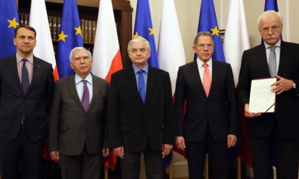 B. szefowie MSZ: Komorowski gwarantuje wiarygodność