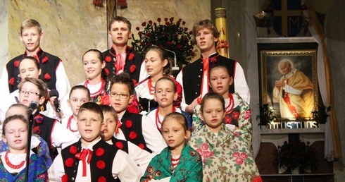 Młodzi z zespołu "Bielsko" żywiołowo śpiewali ulubione pieśni Papieża-Polaka