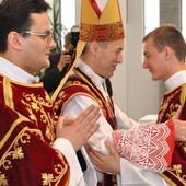 Znak pokoju wieńczy liturgię święceń