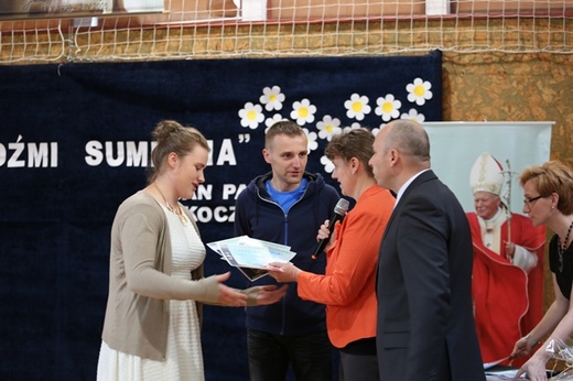 Skoczowscy uczniowie na 20. rocznicę wizyty Jana Pawła II