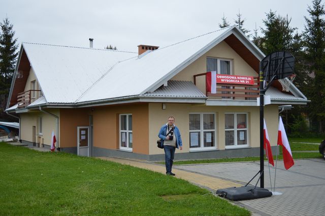 Głosowanie w parafialnym lokalu