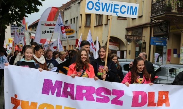 Marsz rozpoczął się przed oświęcimskim sanktuarium MB Wspomożenia Wiernych