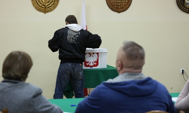 Ostatni wyborcy w lokalu wyborczym w Kowalach pojawili się około 22.00