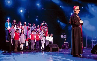  Abp Wiktor Skworc i włoski  chór dziecięcy Minicoro di Rovereto na scenie Domu Muzyki i Tańca w Zabrzu