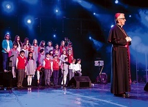  Abp Wiktor Skworc i włoski  chór dziecięcy Minicoro di Rovereto na scenie Domu Muzyki i Tańca w Zabrzu