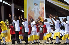 Taneczna procesja podczas  Mszy św. w kenijskim Nyeri, podczas której błogosławioną została ogłoszona s. Irene Stefani
