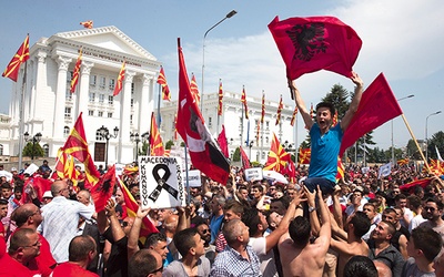 17.05.2015, Skopje. Protestujący przed budynkiem rządu demonstranci mieli także albańskie flagi