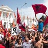 17.05.2015, Skopje. Protestujący przed budynkiem rządu demonstranci mieli także albańskie flagi