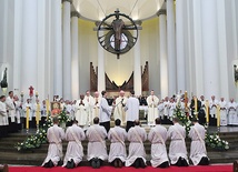 Święceń diakonom w katedrze Chrystusa Króla udzielił abp Wiktor Skworc