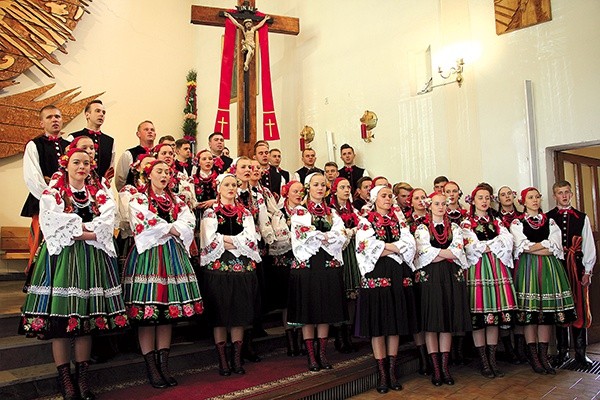  Zespół „Boczki Chełmońskie” zapewnił również oprawę muzyczną Mszy św.