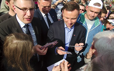  Andrzej Duda z wizytą w Sochaczewie. Po lewej poseł Maciej Małecki