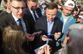  Andrzej Duda z wizytą w Sochaczewie. Po lewej poseł Maciej Małecki