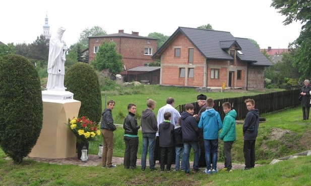 Majowe przy krzyżu i Nepomucku