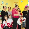 Bp Roman Pindel pobłogosławił rodzinę każdego dziecka