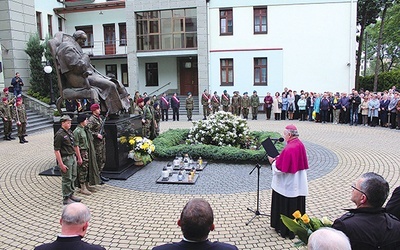 Modlitwa pod papieskim pomnikiem w Bielsku-Białej