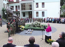 Modlitwa pod papieskim pomnikiem w Bielsku-Białej