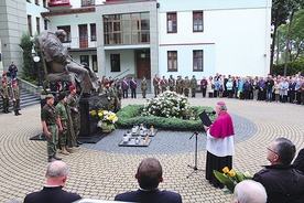 Modlitwa pod papieskim pomnikiem w Bielsku-Białej