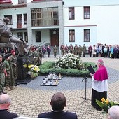 Modlitwa pod papieskim pomnikiem w Bielsku-Białej