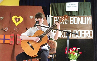  Uczestnicy konkursu recytowali wiersze i prozę, a także wykonywali poezję śpiewaną (na zdjęciu Wiktoria Rak)