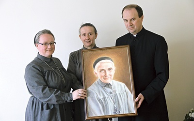  Ten obraz św. Urszuli peregrynuje wśród rodzin parafii. O patronce kościoła opowiadał ks. Roman Majchrzyk. Z lewej s. Marlena Sommer,  obok s. Krystyna Lewalska 
