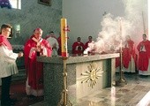  Metropolita dokonuje okadzenia ołtarza i kościoła