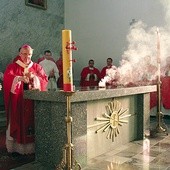  Metropolita dokonuje okadzenia ołtarza i kościoła