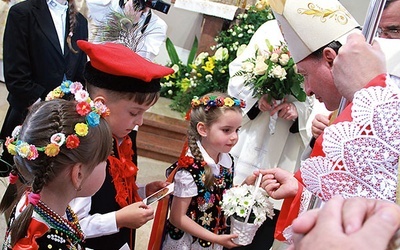 Dzieci w imieniu parafii dziękowały biskupowi za konsekrację świątyni