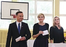  Andrzej Duda z żoną Agatą i córką Kingą głosowali w Obwodowej Komisji Wyborczej nr 108, mieszczącej się w budynku Gimnazjum nr 13  przy ul. Mackiewicza