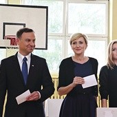  Andrzej Duda z żoną Agatą i córką Kingą głosowali w Obwodowej Komisji Wyborczej nr 108, mieszczącej się w budynku Gimnazjum nr 13  przy ul. Mackiewicza