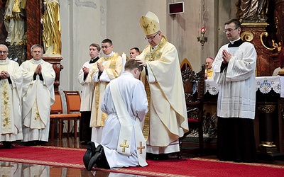  Bp Andrzej Czaja wyświęcił ośmiu nowych księży