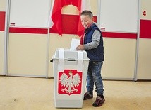  Głosowanie w komisji wyborczej w Zakrzowie (gm. Polska Cerekiew)