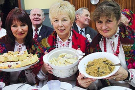  Poleskie tradycje i zwyczaje, strój oraz przysmaki, m.in. chleb żytni na zakwasie, bliny czy pierogi Poleszucy prezentują przy rozmaitych okazjach takich jak np. Wigilia Narodów w Gorzowie Wlkp.