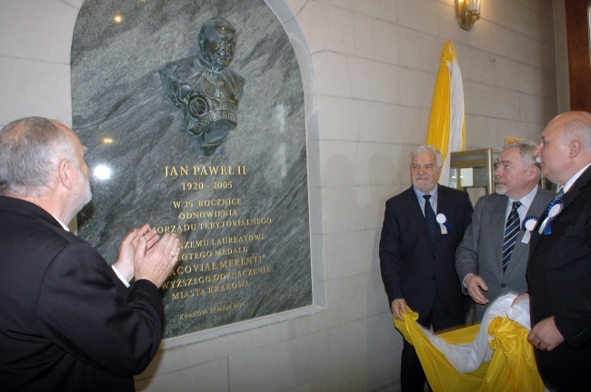 Tablica Jana Pawła II w magistracie