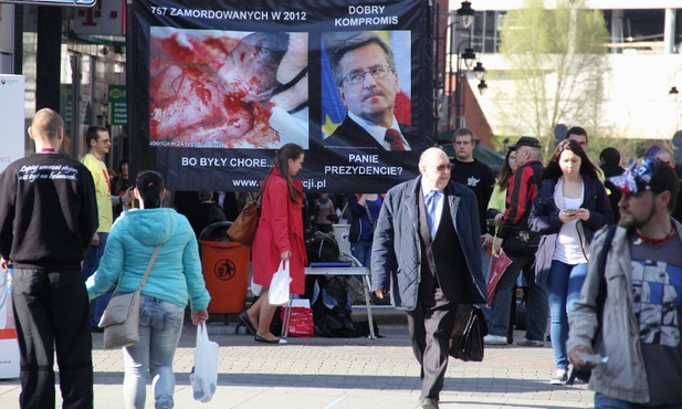Mężczyźni bronią dzieci
