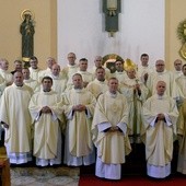 Wspólna fotografia jubilatów z biskupami Henrykiem Tomasikiem i Piotrem Turzyńskim po zakończonej Mszy św.