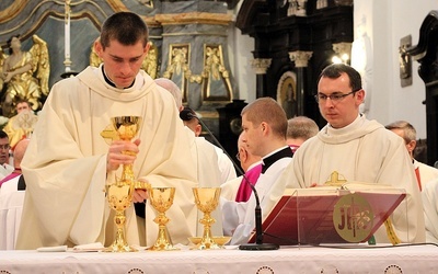 Nowo wyświęceni kapłani diecezji łowickiej - ks. Łukasz Gawrzydek (po lewej) i ks. Tomasz Stępniak