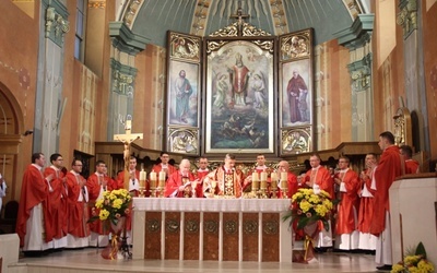 Neoprezbiterzy podczas Eucharystii w katedrze św. Mikołaja