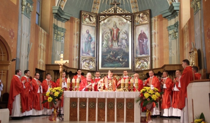 Neoprezbiterzy podczas Eucharystii w katedrze św. Mikołaja