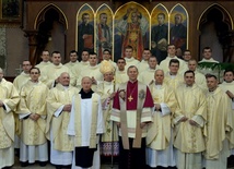 Do wspólnej fotografii przy ołtarzu pięciu kapłanów, męczenników radomskich okresu II wojny światowej, neoprezbiterzy stanęli z biskupami i członkami zarządu WSD w Radomiu